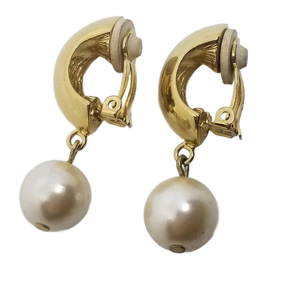 GIVENCHY 1980s GOLDTONE & FAUX PEARL DROP CLIP ON EARRINGS - Picture 4 of 6